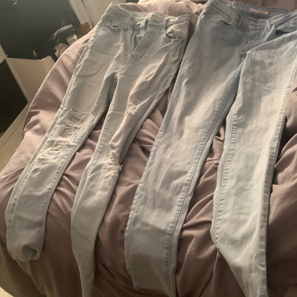 2 light pairs of jeans